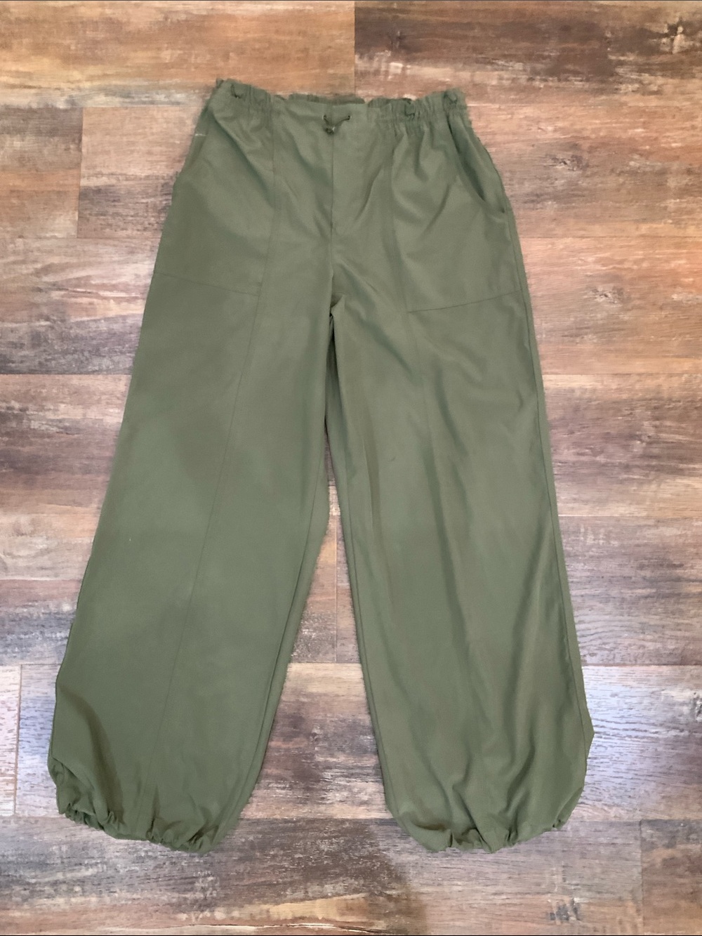 Rachel Zoe parachute pants in an olive green Size Medium